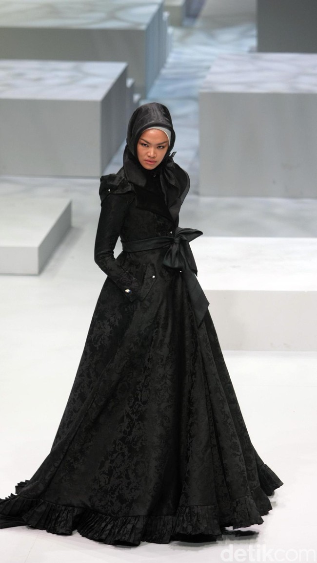 Koleksi busana Kursein Karzai yang mengangkat tema The Glory of Victorian Indonesia Fashion Week 2017 di Jakarta Convention Center. Senayan. Jakarta. [Foto: Mohammad Abduh/Wolipop]