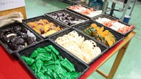 Kalau traveler pernah mengunjungi restoran-restoran Jepang biasanya ada replika makanan yang terpajang sebagai contoh. Nah bagi yang penasaran bagaimana replika itu dibuat, bisa langsung kunjungi Desa Iwasaki di kota Gujo-Hachiman, Gifu (Firdaus/detikTravel)
