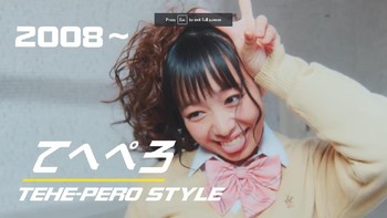 Lagi-lagi simbol peace masih menjadi andalan. Namun, pose Tehe-Pero Style memadukan simbol peace dengan lidah menjulur sembari menghadap ke bawah. Foto: screenshot YouTube