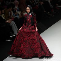 Koleksi busana Kursein Karzai yang mengangkat tema The Glory of Victorian Indonesia Fashion Week 2017 di Jakarta Convention Center. Senayan. Jakarta. [Foto: Mohammad Abduh/Wolipop]
