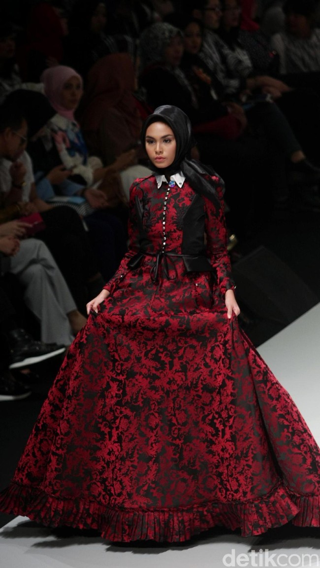Koleksi busana Kursein Karzai yang mengangkat tema The Glory of Victorian Indonesia Fashion Week 2017 di Jakarta Convention Center. Senayan. Jakarta. [Foto: Mohammad Abduh/Wolipop]
