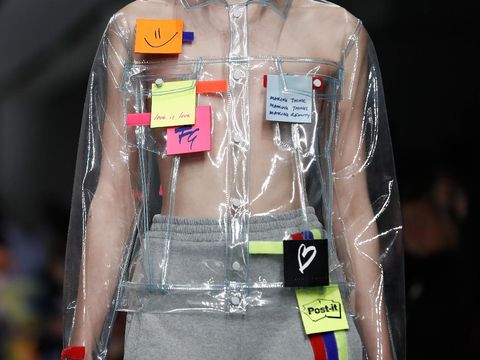 Unik, Ada Baju Penuh dengan Tempelan Kertas Post-it 