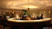 Dengan tema kayu walnut dan batu onyx, bar longue menyediakan berbagai pilihan minuman. Traveler cukup memesan dan duduk manis menunggu minuman diantar (Firdaus/detikTravel)