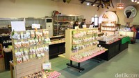 Saat ini diperkirakan sekitar 70 persen replika makanan yang ada di Jepang dibuat di Desa Iwasaki. Itu berarti replika makanan yang ada di restoran-restoran Jepang berasal dari desa ini (Firdaus/detikTravel)