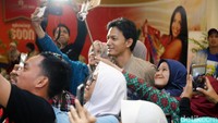 Pria pemeran tokoh Pras dalam film drama religi tersebut menjadi sasaran foto para penggemarnya yang didominasi oleh kaum hawa. Hanif Hawari/detikHOT