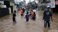Sejumlah anak bermain di genangan banjir.