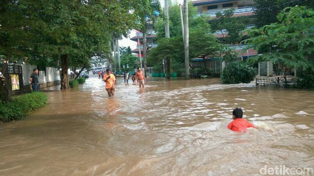 Anak-anak yang bermain di tanggul Kali Sunter.