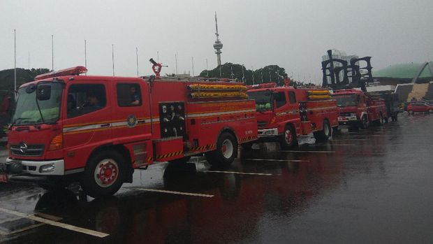 Mobil damkar juga dikerahkan.