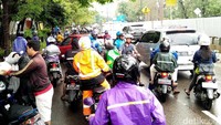 Para pemotor tidak berani melintas.