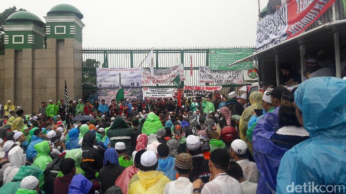 Massa Aksi 212 Membeludak, Bus TransJ Ikut Masuk Tol