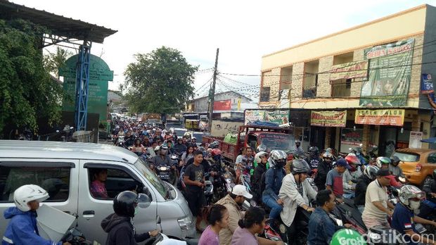 Kali Wetan Meluap, Lalin Jl Raden Fatah Kota Tangerang Macet Total