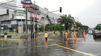 Saat ini Satpol PP bersama petugas Penanganan Prasarana Sarana Umum (PPSU) berusaha mengalirkan air.