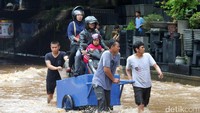 Sejumlah pemotor harus merogoh kocek sebesar Rp 20.000 untuk menyewa jasa gerobak.