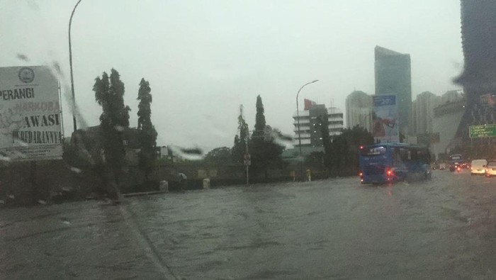 Kali di Jakbar Meluap, Jalan Sekitar Kampus Trisakti Tergenang 30 Cm