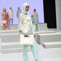 Koleksi Anniesa Hasibuan yang mengangkat tema DJakarta Indonesia Fashion Week 2017 di Jakarta Convention Center. Senayan. Jakarta. [Foto: Mohammad Abduh/Wolipop]
