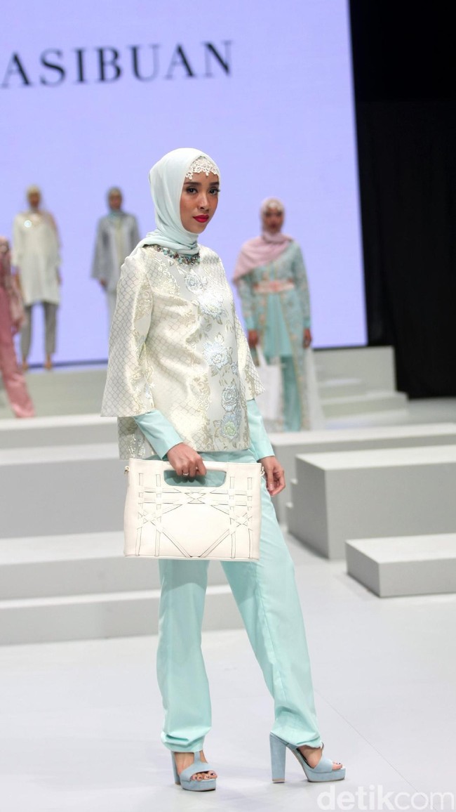 Koleksi Anniesa Hasibuan yang mengangkat tema DJakarta Indonesia Fashion Week 2017 di Jakarta Convention Center. Senayan. Jakarta. [Foto: Mohammad Abduh/Wolipop]