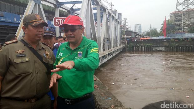 Wagub Djarot S Hidayat di pintu air Karet, Jakarta Pusat
