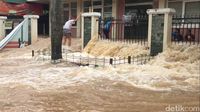 Tanggul Kali Sunter yang Jebol Diperbaiki Sementara
