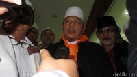 Sebab gini, yang saya dengar dari ahli hukum, kalau Ahok ini dikabulkan PK-nya, berarti dia akan dibebaskan dengan status bukan tahanan dan bukan narapidana. Itu akan melenggang ke Istana. Akan bisa menjadi calon presiden 2019 atau wapres atau apa pun. Ini yang meresahkan umat Islam, ujar Al Khathath.