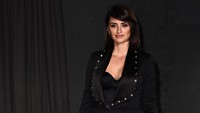 Ia tampil elegan dengan setelan hitam. Ian Gavan/Getty Images for Burberry/detikFoto.