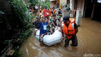 Hingga kini, debit air di Cipinang Melayu masih belum menurun.