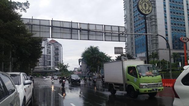 Genangan air di Grogol surut, jalanan sudah bisa dilintasi kendaraan.