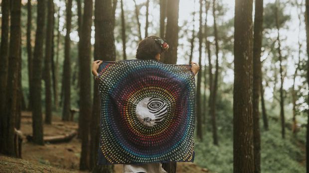 Seni Kaum Hippies dan Batik Tulis ala Rossyta Wahyutiar 