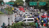 Sejumlah pengendara berhenti karena tidak berani menerobos banjir.
