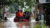 Para petugas masih berkeliling melakukan patroli menggunakan perahu karet.