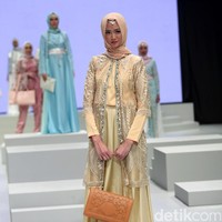 Koleksi Anniesa Hasibuan yang mengangkat tema DJakarta Indonesia Fashion Week 2017 di Jakarta Convention Center. Senayan. Jakarta. [Foto: Mohammad Abduh/Wolipop]