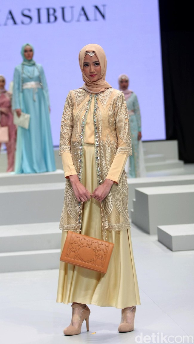 Koleksi Anniesa Hasibuan yang mengangkat tema DJakarta Indonesia Fashion Week 2017 di Jakarta Convention Center. Senayan. Jakarta. [Foto: Mohammad Abduh/Wolipop]