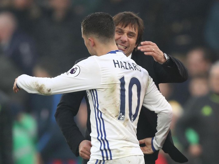 LONDON, ENGLAND - DECEMBER 17: Eden Hazard of Chelsea (L) and Antonio Conte, Manager of Chelsea (R) embrace after the final whistle during the Premier League match between Crystal Palace and Chelsea at Selhurst Park on December 17, 2016 in London, England.  (Photo by Clive Rose/Getty Images)