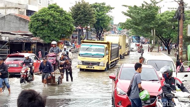 Kali Wetan Meluap, Lalin Jl Raden Fatah Kota Tangerang Macet Total
