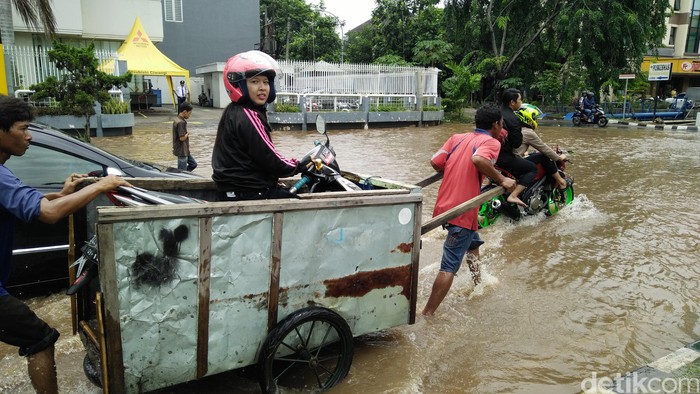 Tembus Banjir Kelapa Gading, Pemotor Ini Menumpang Gerobak
