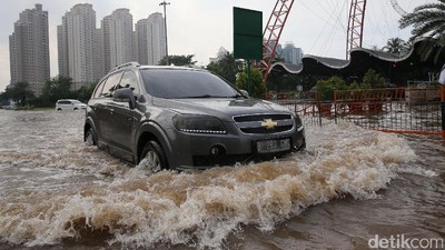 Kali Meluap, Depan Pintu Masuk Hailai Ancol Terendam Banjir
