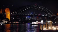 Dari kejauhan kita bisa melihat Sydney Harbour yang dipenuhi kerlip lampu. Meski malam makin larut, tetapi aktivitas kapal yang melintas dan bersandar di Sydney Harbour tetap padat (Wahyu/detikTravel)