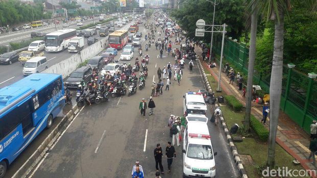  Lajur bus Transjakarta (busway) di depan gedung DPR kembali dibuka pada pukul 14.00 WIB, Selasa (21/2/2017)