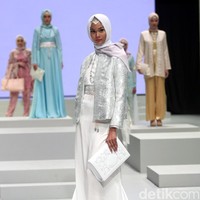 Koleksi Anniesa Hasibuan yang mengangkat tema DJakarta Indonesia Fashion Week 2017 di Jakarta Convention Center. Senayan. Jakarta. [Foto: Mohammad Abduh/Wolipop]