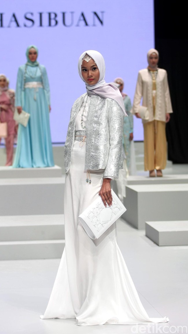 Koleksi Anniesa Hasibuan yang mengangkat tema DJakarta Indonesia Fashion Week 2017 di Jakarta Convention Center. Senayan. Jakarta. [Foto: Mohammad Abduh/Wolipop]