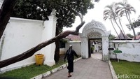 Keraton ini dibangun sekitar tahun 1529 oleh Pangeran Cakrabuana, merupakan perluasan dari Keraton tertua di Cirebon, Pakungwati.