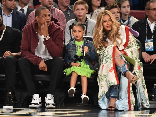 Beyonce dan Jay Z menamai putri pertama mereka Blue Ivy. Kabarnya, Blue terinspirasi dari nama-nama album Jay Z (The Blueprint, The Blueprint 2: The Gift & The Curse, dan The Blueprint). (Foto: Getty Images)