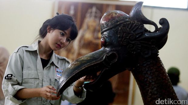 Pengunjung di Keraton Kasepuhan di Cirebon