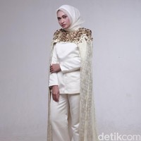 Wardrobe: Dian Pelangi. Fotografer: Zaky Akbar. Makeup Artist: Vivi Thalib. Stylist: Arina Yulistara. Model: Shella Alaztha (Juara 1 Hijab Hunt 2012)