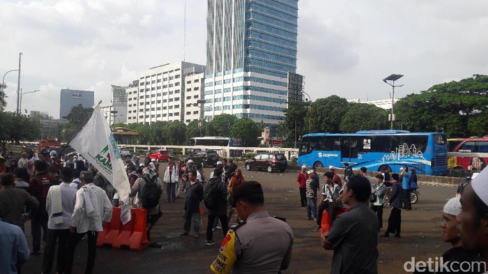 Massa di Depan Gedung DPR Bubar, Lalin Mulai Lancar