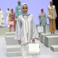 Koleksi Anniesa Hasibuan yang mengangkat tema DJakarta Indonesia Fashion Week 2017 di Jakarta Convention Center. Senayan. Jakarta. [Foto: Mohammad Abduh/Wolipop]