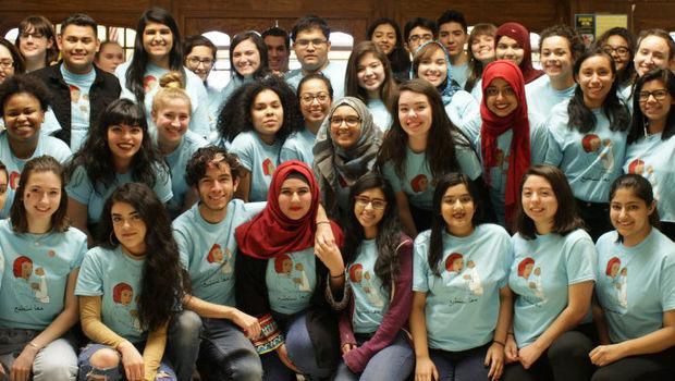 Baju Gambar Wanita Ikonik Amerika yang KiniBerjilbab Ini Populer di Chicago