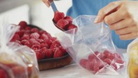 Jangan bekukan lagi makanan beku yang sudah dilumerkan. Karena bakteri akan tumbuh saat makanan beku dilumerkan. Jadi saat Anda membekukan sisa makanan beku yang sudah dilumerkan, Anda sama saja membekukan makanan itu bersama bakteri tadi. Foto: iStock