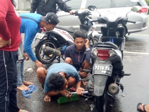 Montir Dadakan Panen Rezeki dari Banjir di Jalan Gunung Sahari