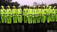 Sejumlah Polwan dengan memakai jas hujan ikut menjaga aksi 212.