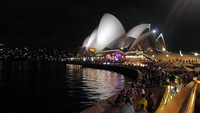 Meski sedikit kecewa, tetapi kekecewaan itu sedikit terobati dengan melihat pemandangan Sydney Opera House dan juga Sydney Harbour yang cantik di kala malam (Wahyu/detikTravel)